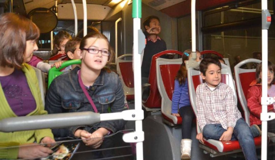 Niños en un autobús de la EMT