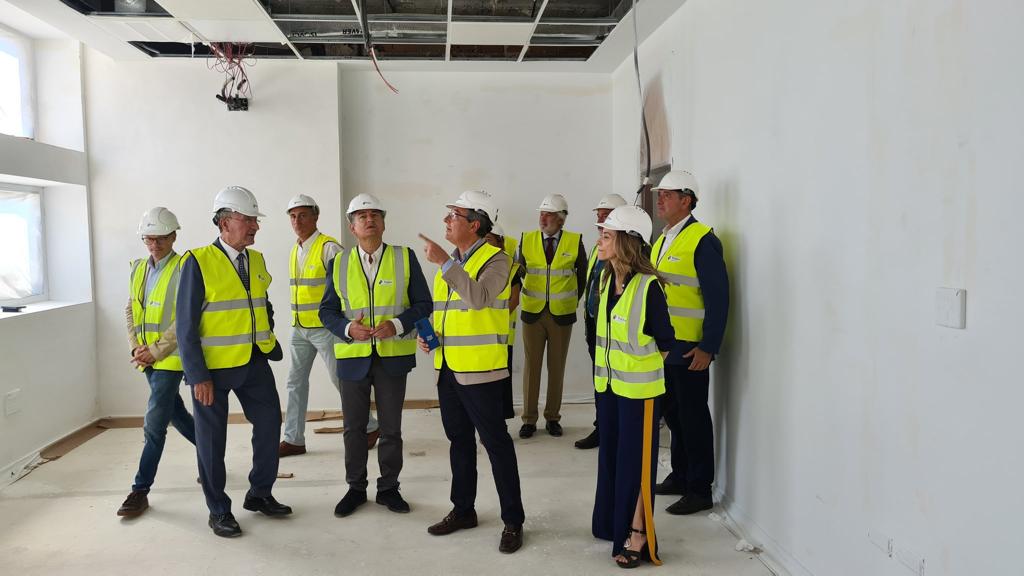 El alcalde de Málaga, Francisco de la Torre, y el consejero de la Presidencia de la Junta de Andalucía, Antonio Sanz, visitan las instalaciones en obras de la nueva sede de Emergencias 112 de Andalucía