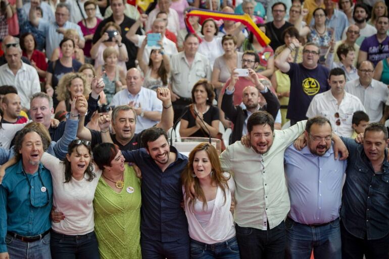 GRA209. VALENCIA, 17/05/2015.- El candidato de IU a la Presidencia del Gobierno, Alberto Garzón (4i), junto a los candidatos a la Presidencia de la Generalitat, Ignacio Blanco (3d), durante el mitin central de EUPV en Valencia en el polideportivo de El Cabanyal de Valencia. EFE/Gustavo Grillo