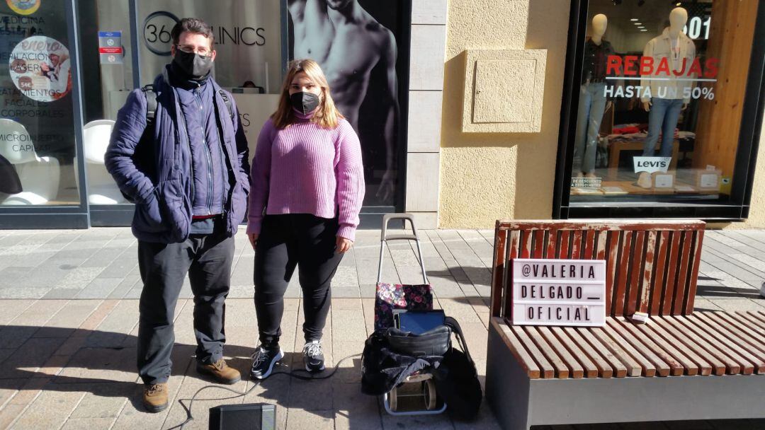 Rafa Viudez y Valeria Delgado, músicos callejeros