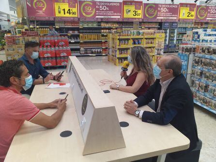 De izquierda a derecha: Juan Guillermo Tabares director de Carrefour Huelva, Miguel Ángel Rodríguez responsable de voluntariado de Cruz Roja, Ana Gil periodista de la SER en Huelva y Juan José Blanco director de Cruz Roja en Huelva