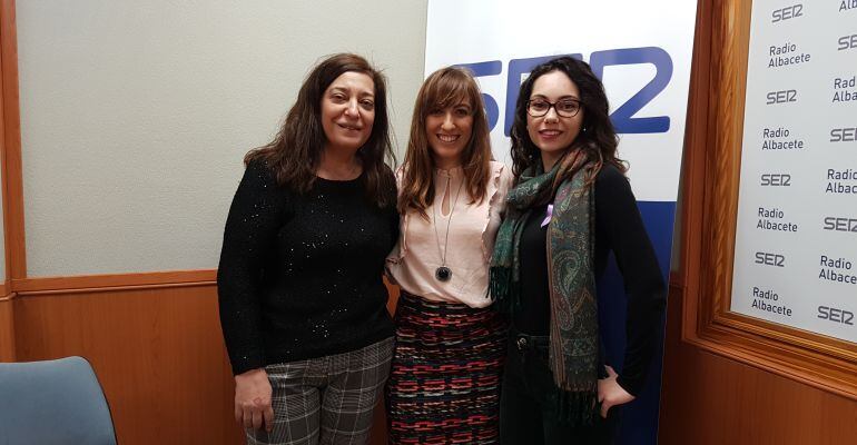 La directora de Radio Albacete, Justina Gómez; la directora del Instituto de la Mujer en Albacete, Mercedes Márquez, y la periodista Cristina Castellanos