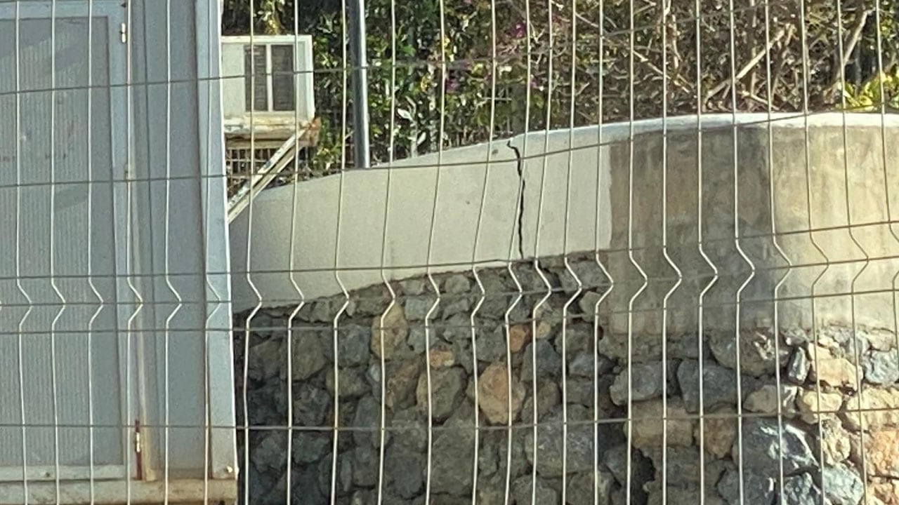 Una de las grietas que denuncian los vecinos en la zona de Marina del Este, en Almuñécar (Granada)
