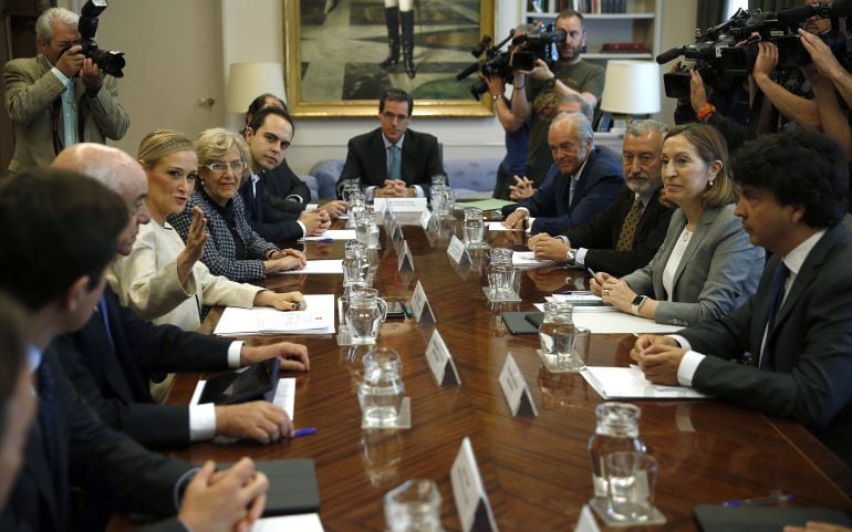 GRA008. MADRID, 20-05-2016.- La ministra de Fomento en funciones, Ana Pastor (2d), la presidenta de la Comunidad de Madrid, Cristina Cifuentes (3i), la alcaldesa de Madrid, Manuela Carmena (4i), y el presidente del BBVA, Francisco González (2i), durante l