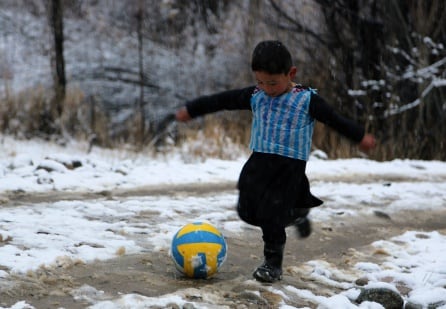 Murtaza Ahmadi jugando al fútbol con su camiseta improvisada de Leo Messi en Afganistán