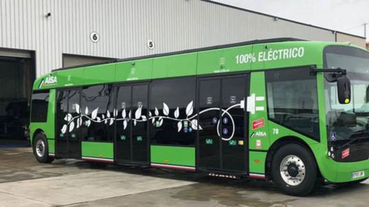 Ana Pérez, concejala de Movilidad de Fuenlabrada, y Cristina García, concejala del PP de Fuenlabrada, hablan del metodo de pago en bus con tarjeta de crédito.