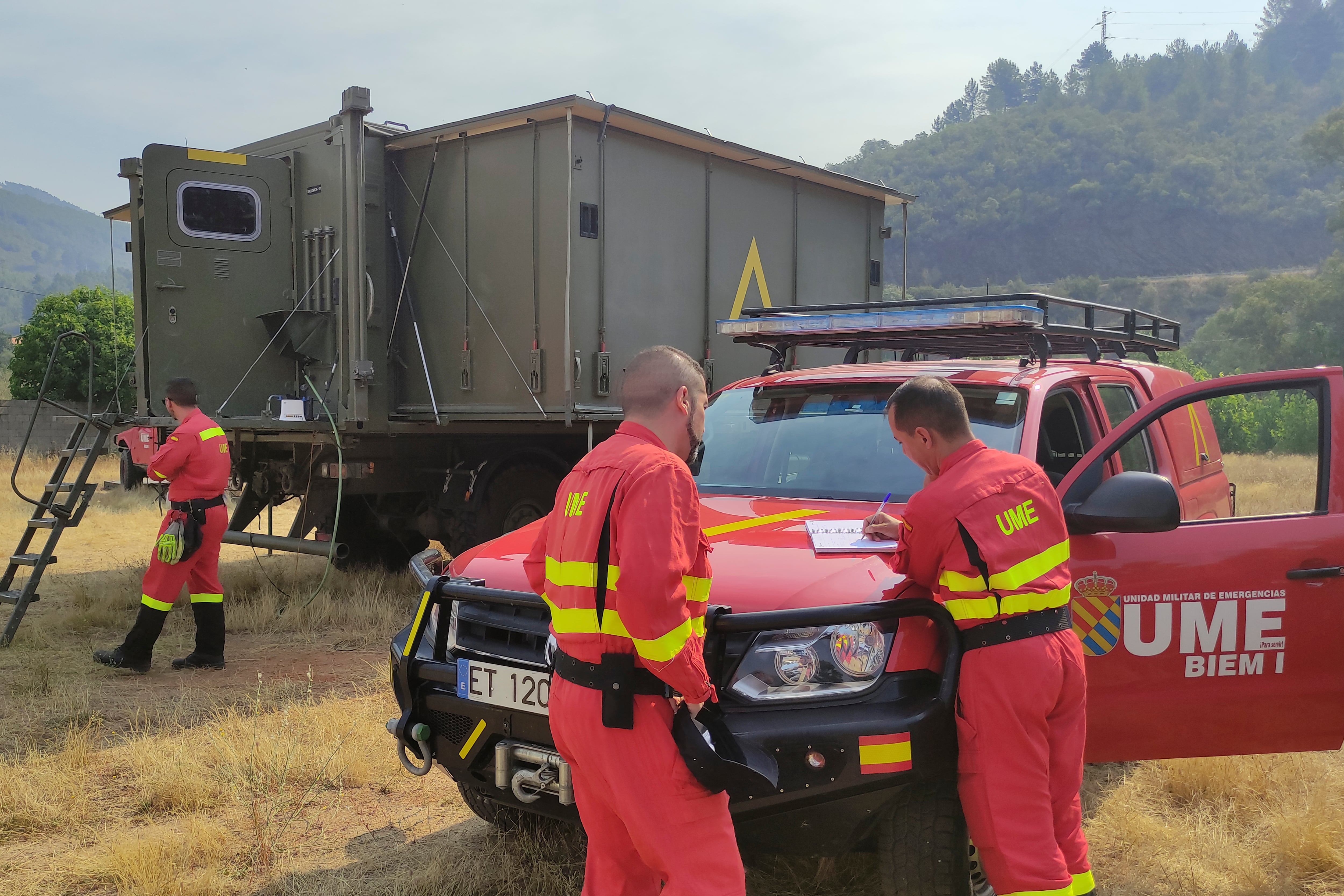VEGAS DE CORIA (CÁCERES), 12/07/2022.- Efectivos de la Unidad Militar de Emergencias que trabajan en las labores de extinción del incendio declarado este lunes en la comarca cacereña de Las Hurdes, que ha obligado al desalojo de seis núcleos de población, y ha arrasado ya 2.500 hectáreas de Extremadura y 100 de Salamanca. EFE/Eduardo Palomo
