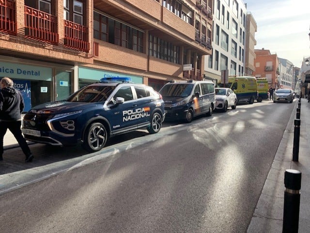 Policía y ambulancias en el lugar del accidente/Foto SER GU