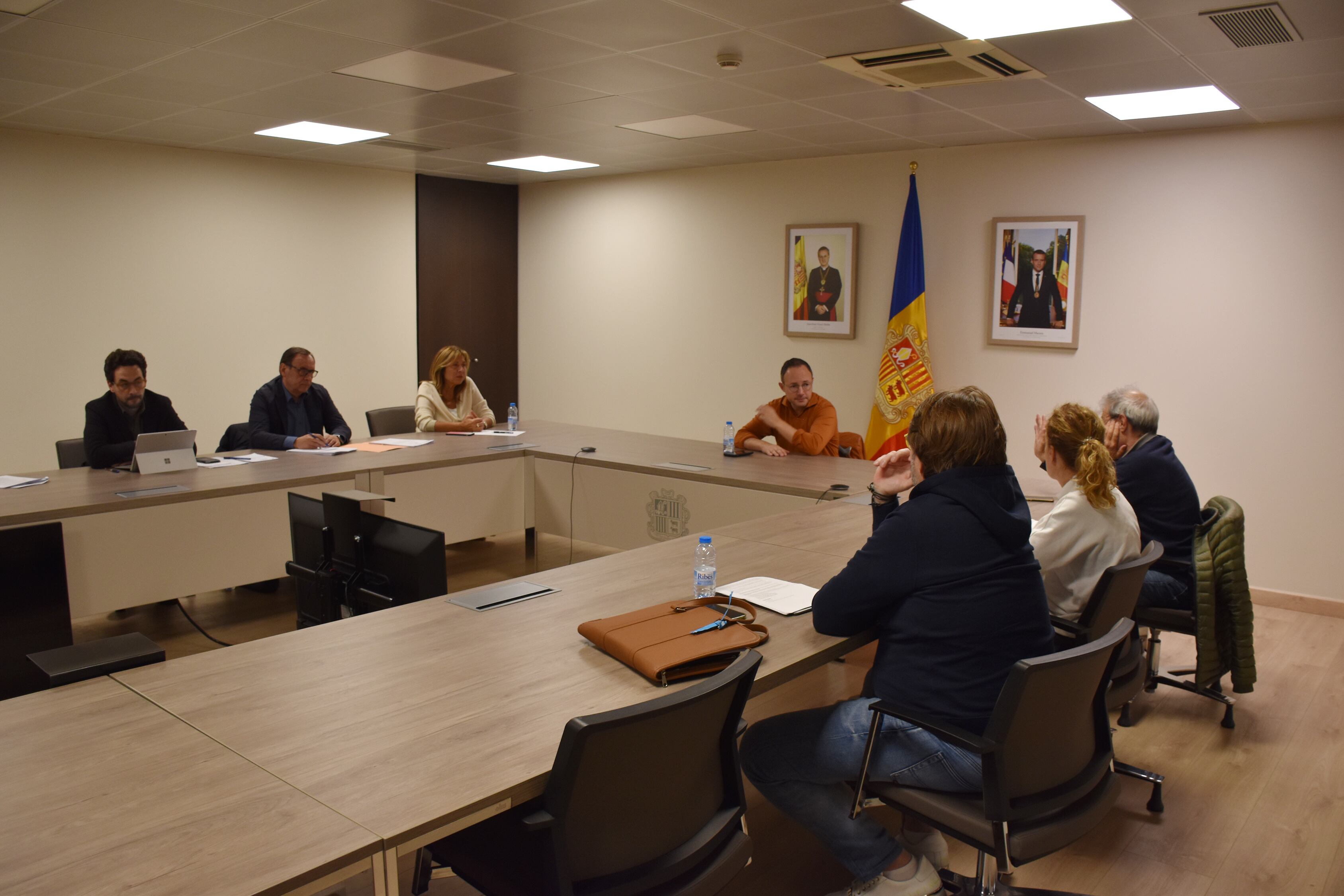 El cap de Govern, Xavier Espot, presidint la reunió política extraordinària per valorar la concentració ciutadana d'aquest dimarts per l'habitatge.