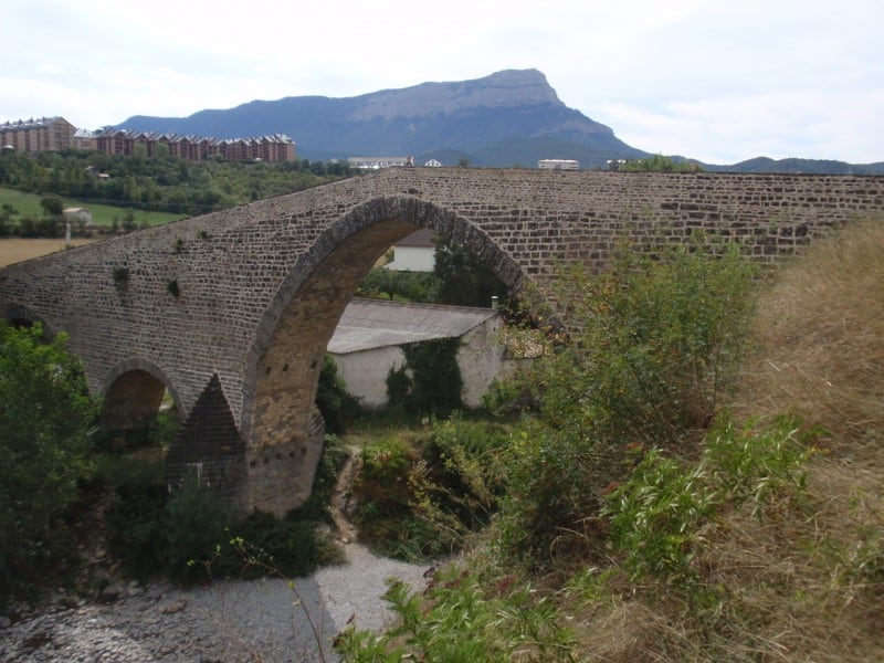 Uno de los pocos puente medievales del pirineo (foto: ayto Jaca)