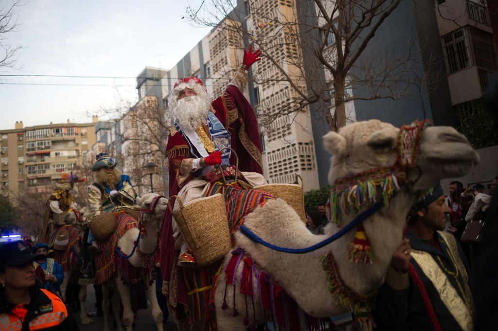 Cabalgata de Reyes en la provincia de Málaga en 2023 con Gaspar montado sobre un camello