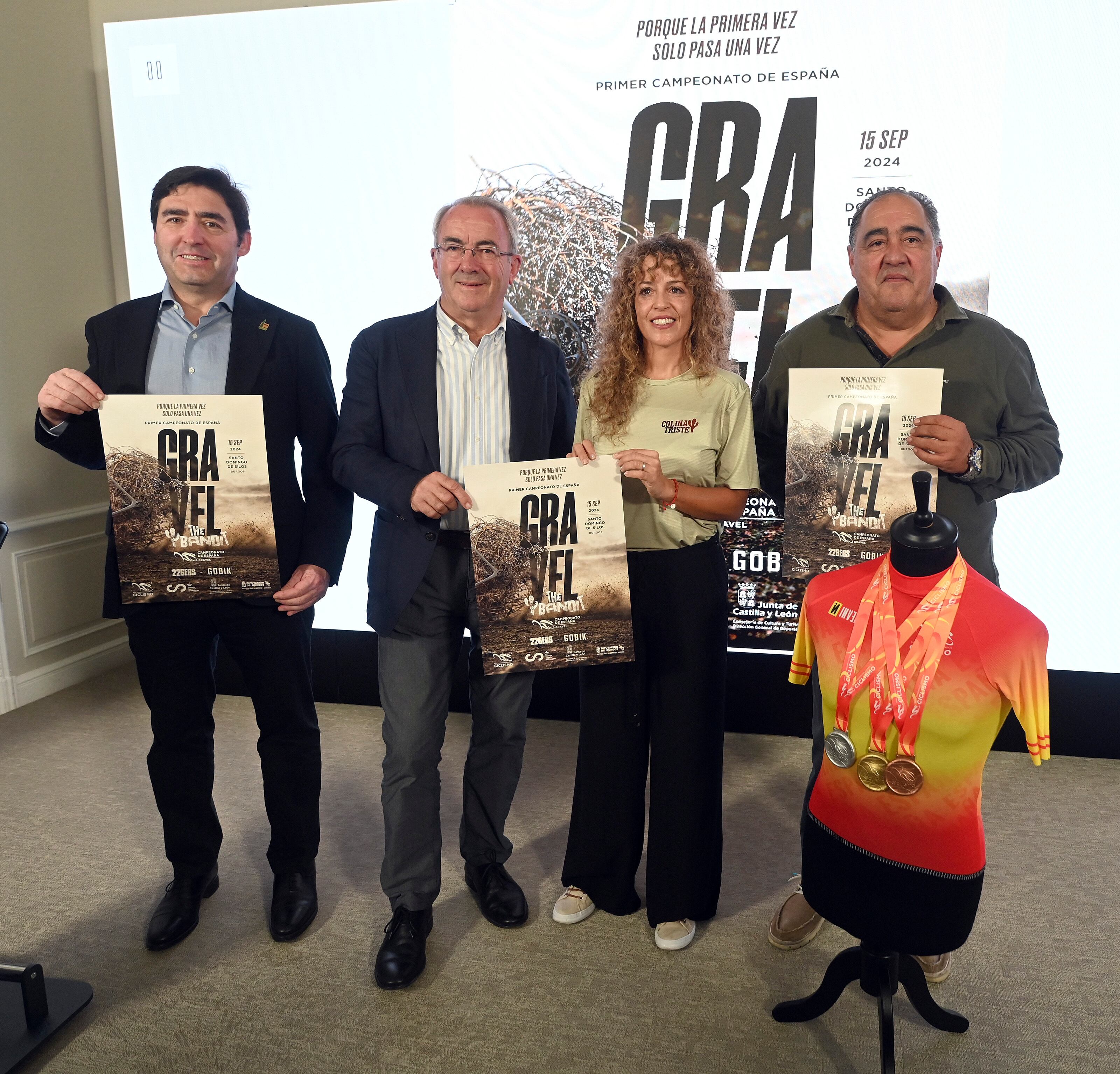 De izquierda a derecha, Emeterio Martín (alcalde de Santo Domingo de Silos), Ángel Carretón (presidente del IDJ), Yolanda Martín (Dirección Técnica de la prueba) y Mariano Palacios (presidente de la Federación de Ciclismo de Castilla y León). / Foto: IDJ