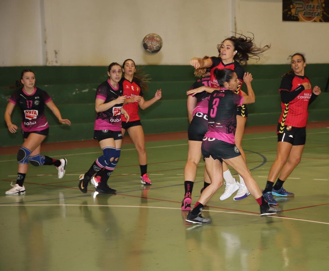 Jugadoras del Camargo intentando frenar el ataque del Lanzarote Zonzamas.