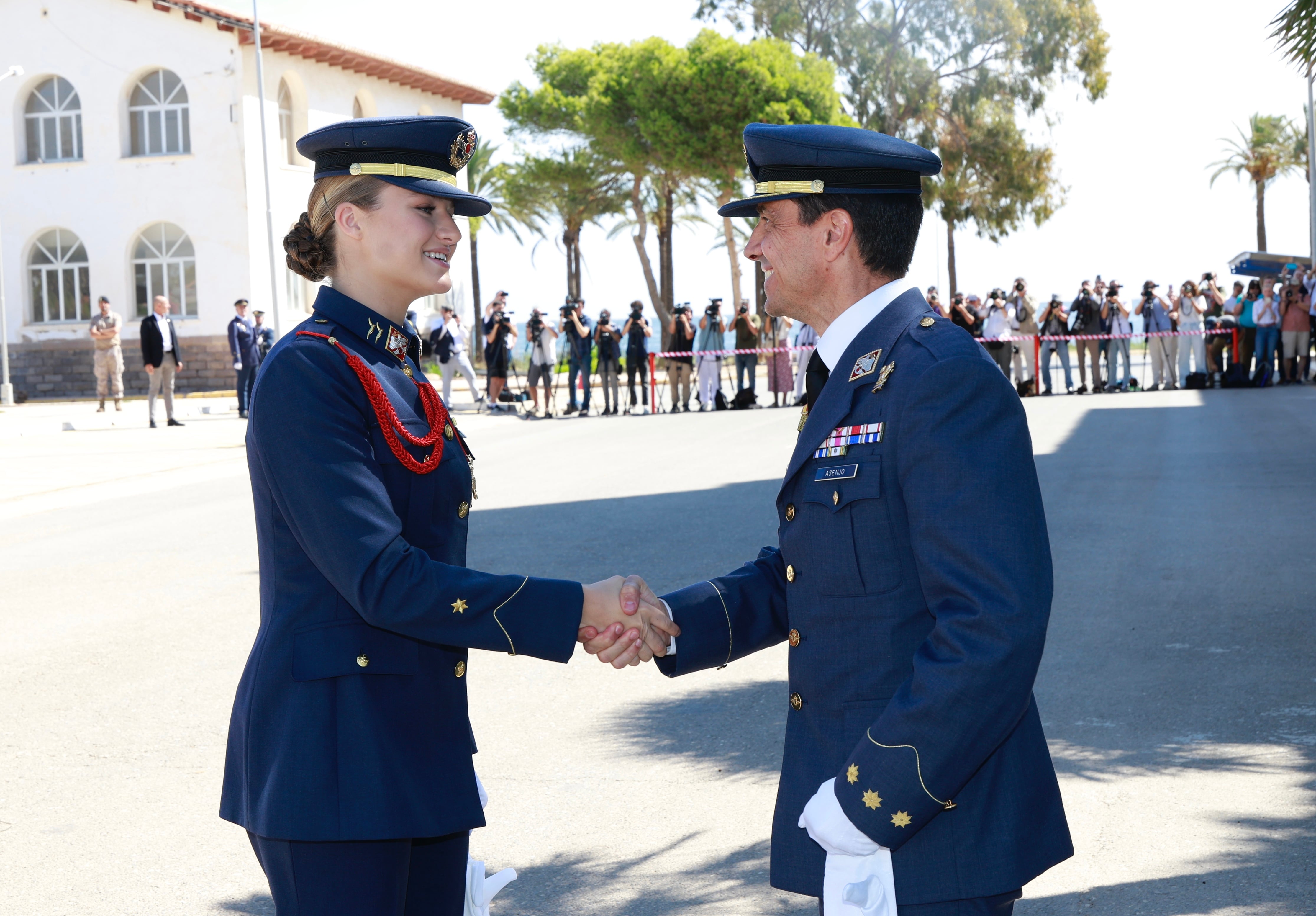 La princesa Leonor (i) saluda al coronel director de la Academia General del Aire de San Javier (AGA), Luis González Asenjo (d), en San Javier donde comienza este lunes la última etapa de su formación militar con su entrada en la Academia General del Aire, tras su paso, los dos últimos años, por el Ejército de Tierra y la Armada. EFE/ Francisco Gomez/Casa Real SOLO USO EDITORIAL/SOLO DISPONIBLE PARA ILUSTRAR LA NOTICIA QUE ACOMPAÑA (CRÉDITO OBLIGATORIO)