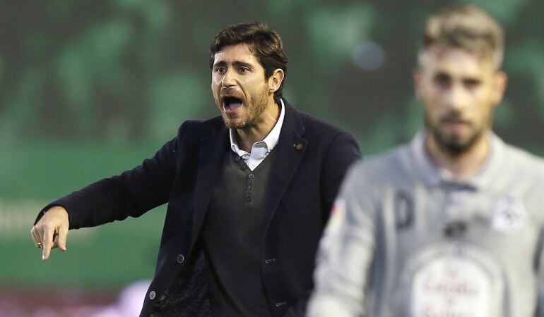 GRA621. SEVILLA.- El técnico del Deportivo de la Coruña, Victor Sánchez del Amo, durante el encuentro correspondiente a la ida de los dieciseisavos de la Copa del Rey, que disputan esta noche frente al Deportivo de la Coruña en el estadio Benito Villamarí