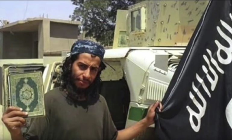 Captura de video publicado por el Estado Islámico en el portal Youtube que muestra supuestamente al presunto cerebro de los atentados del pasado viernes en París, el belga Abdelhamid Abaaoud
