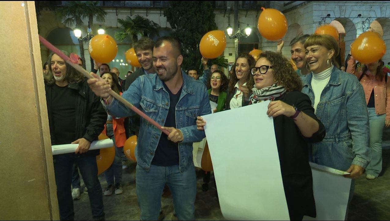 Alícia Izquierdo, candidata de Més Gandia, junto a otros miembros de la candidatura y simpatizantes, la noche de pega de carteles.