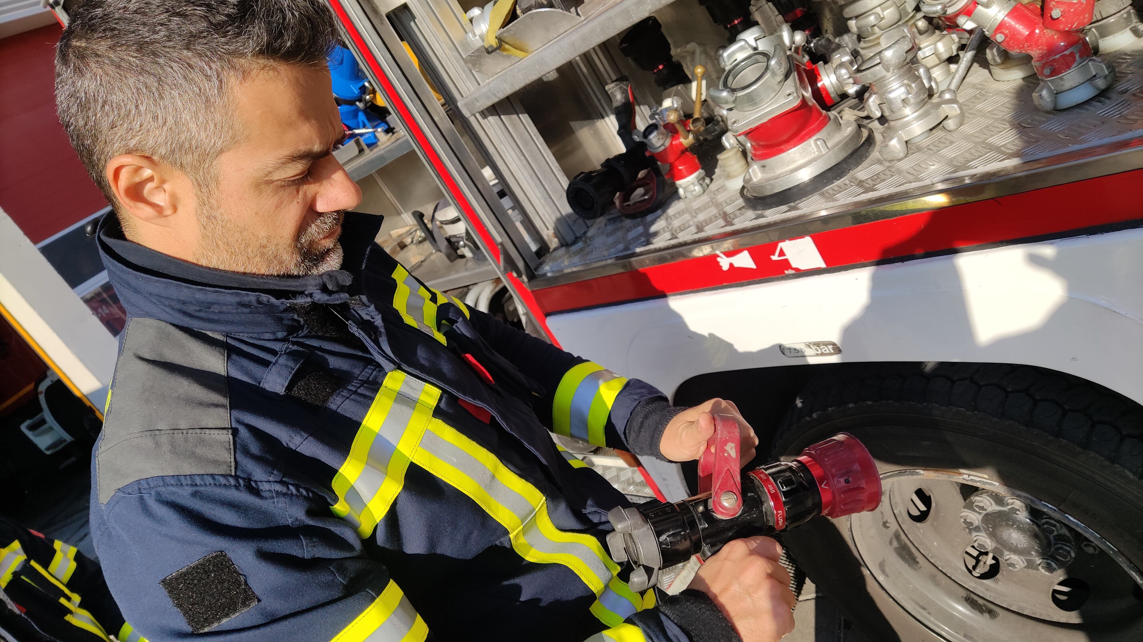 Quique acaba de entrar al cuerpo de bomberos del Ayuntamiento de Alicante, pero "ya es uno más de la familia"