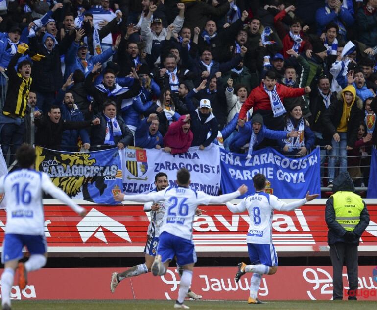 Pombo celebra uno de los dos goles que marcó en Los Pajaritos en el partido de liga