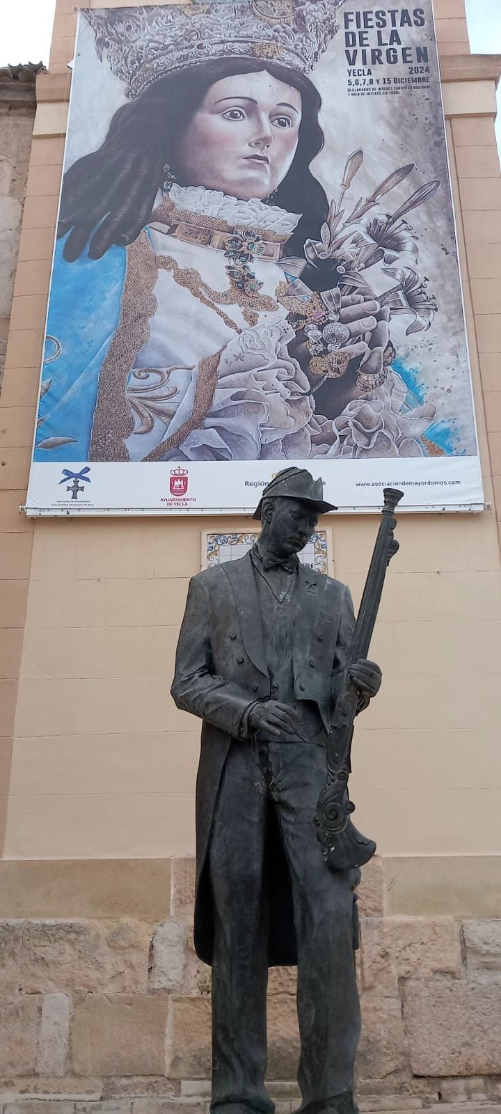 Monumento a la soldadesca y cartel de las Fiestas de la Virgen de la Purísima de Yecla