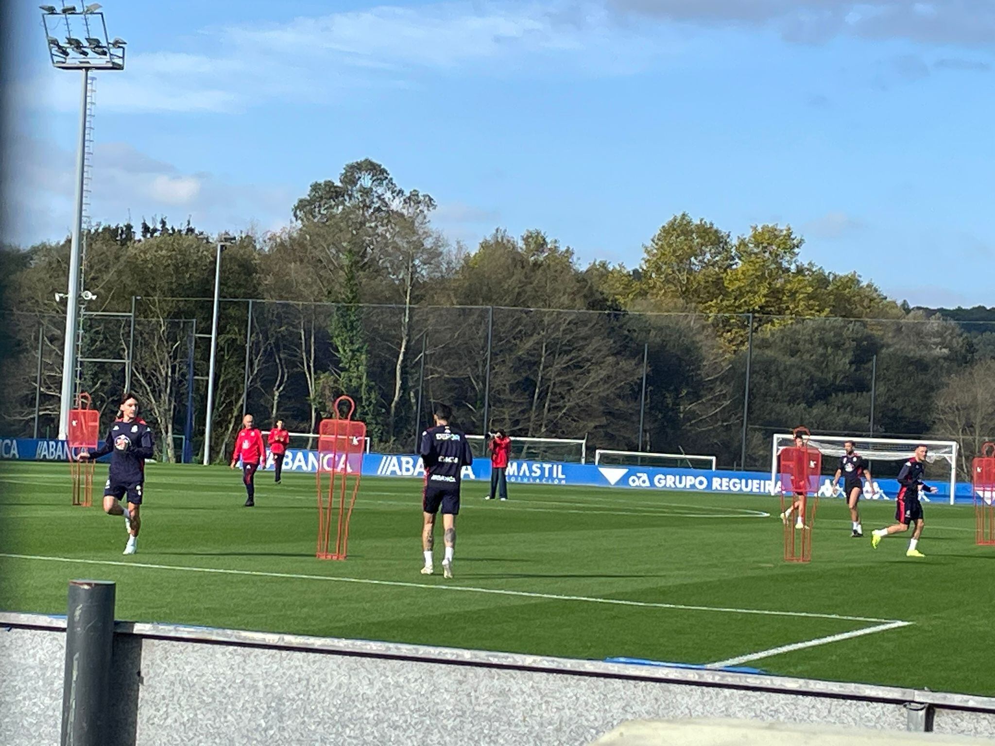 Óscar Gilsanz dirigiendo el entrenamiento de esta mañana