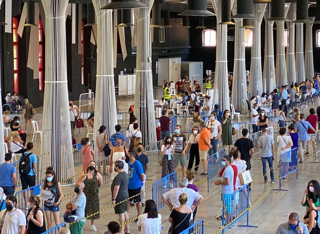 Colas para la vacunación contra la covid en las instalaciones de la Feria de Muestras de Armilla-Granada (FERMASA)