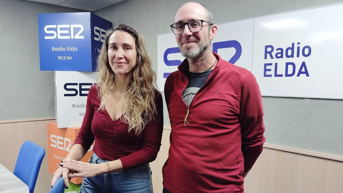 Cristina Rodríguez, concejala de Medio Ambiente de Elda, y Antonio Gómez, técnico en Gestión Forestal, sobre las plantaciones populares