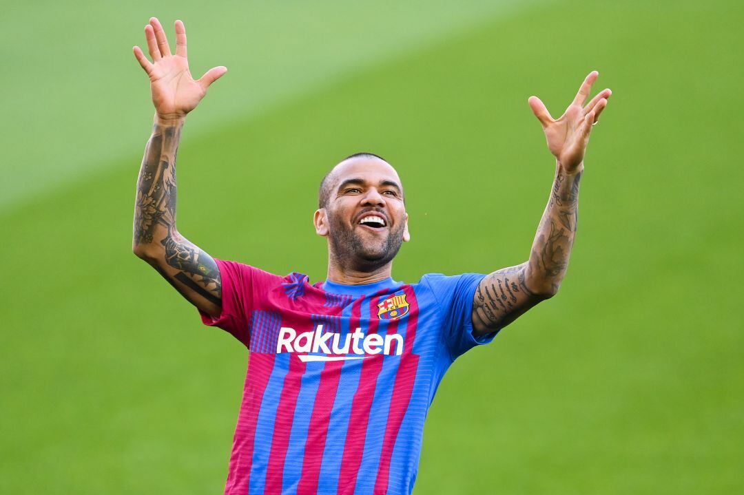 Dani Alves, con la camiseta del Barça durante su presentación