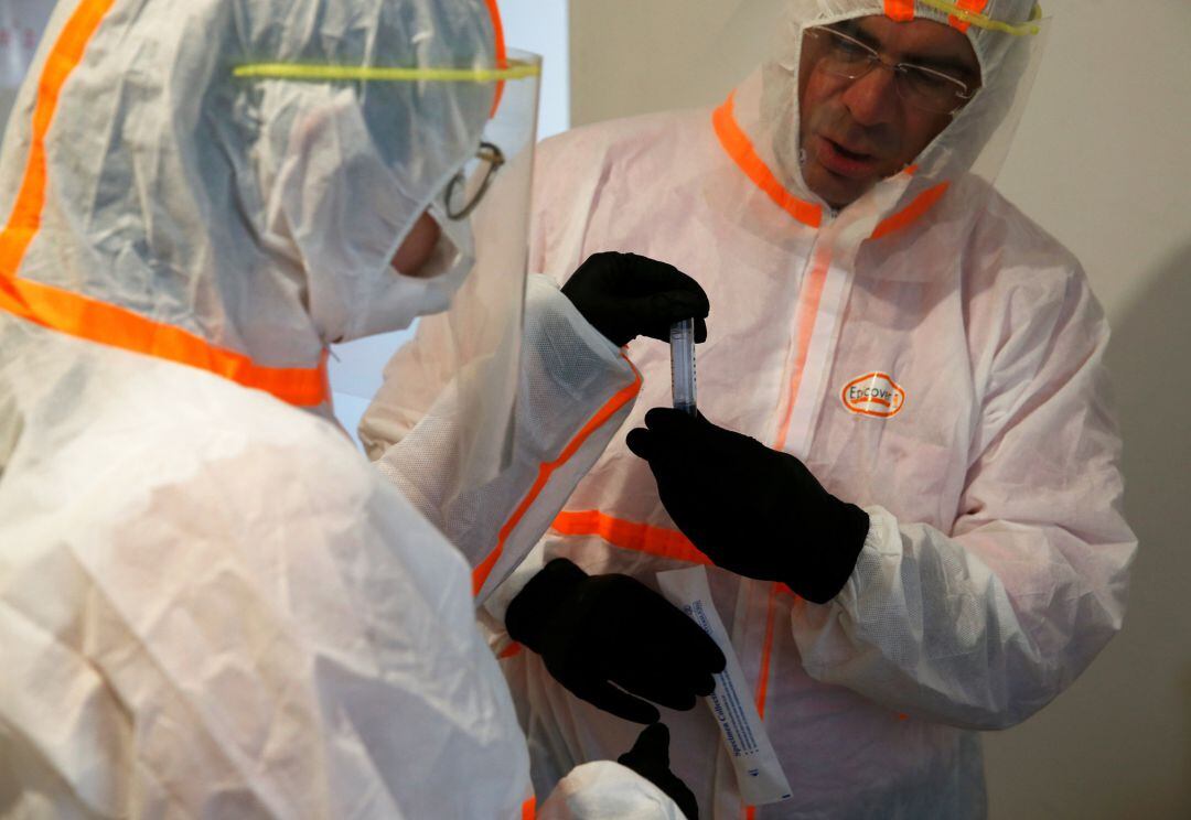 Un médico francés trabajando con el traje de protección 