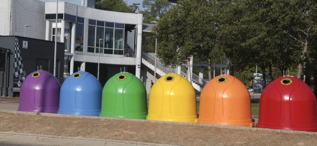 Los contenedores arcoiris de reciclaje de vidrio lucirán en dos calles de Leganés en la Semana del Orgullo.