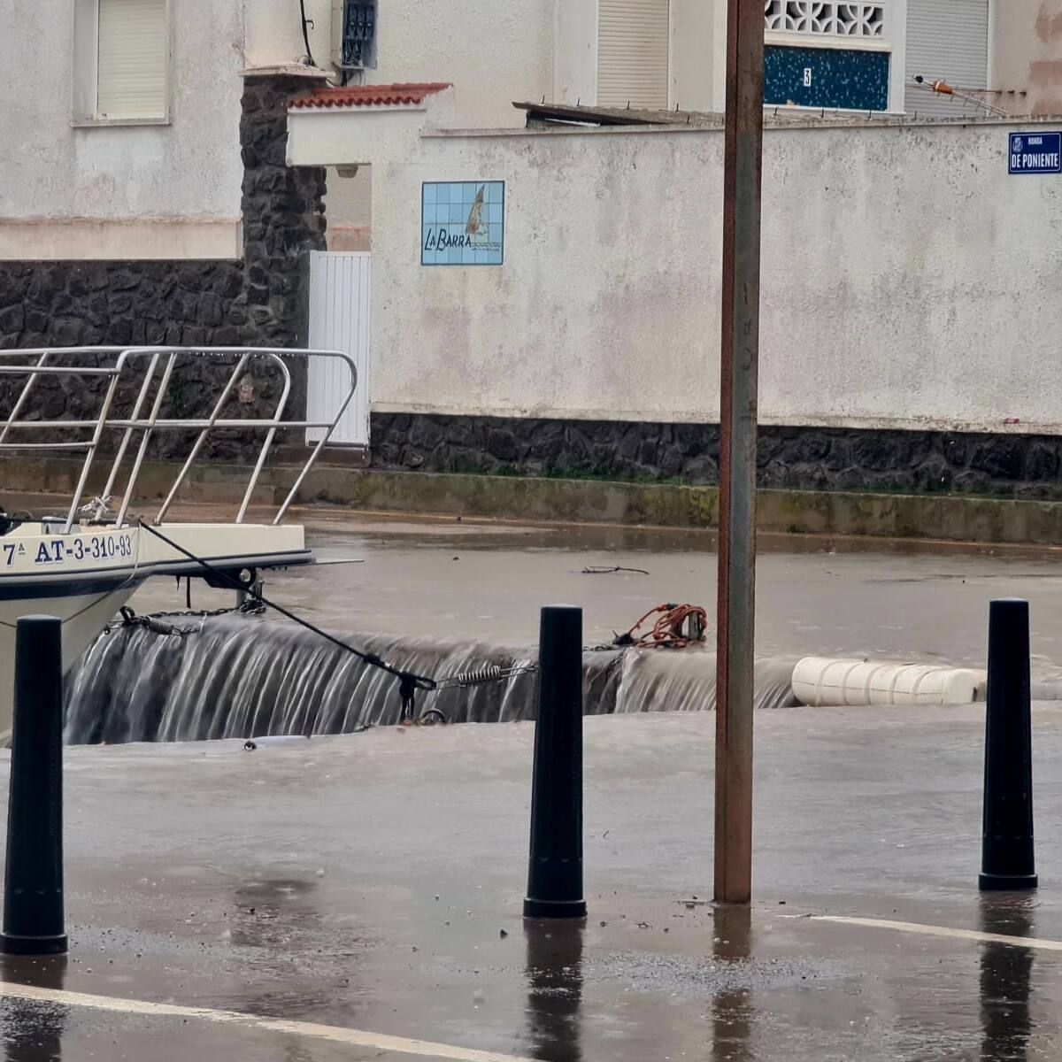 La lluvia anega algunas calles en Cabo de Palos