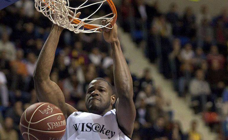 GRA281. TENERIFE, 30/12/2014.- El pivot estadounidense del Bilbao Basket, Latavious Williams, &quot;machaca&quot; la canasta durante el encuentro que les ha enfrentado al Iberostar Tenerife, correspondiente a la décimocuarta jornada de la liga Endesa de baloncesto, disputado en el pabellón Santiago Martín de La Laguna (Tenerife). EFE/Ramón de la Rocha.