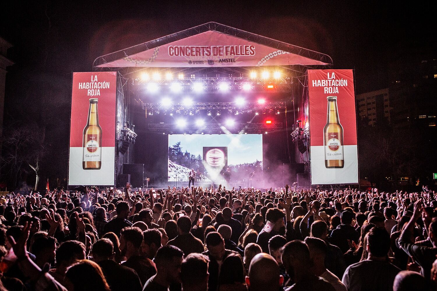 Amstel ensalza su espíritu de 'germanor' con las Fallas afectadas por la DANA para mantener viva su celebración más querida