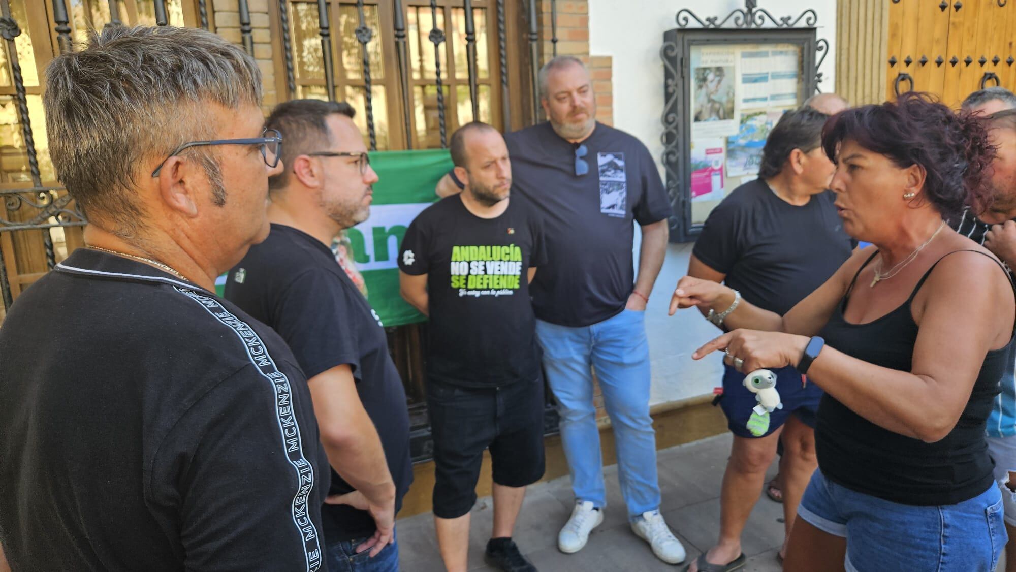 Los responsables de Adelante Andalucía escuchan a una de las vecinas