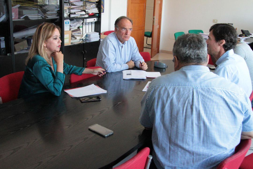 María Dolores Corujo y Manuel Fajardo Palarea en su reunión con la Cofradía de Pescadores.