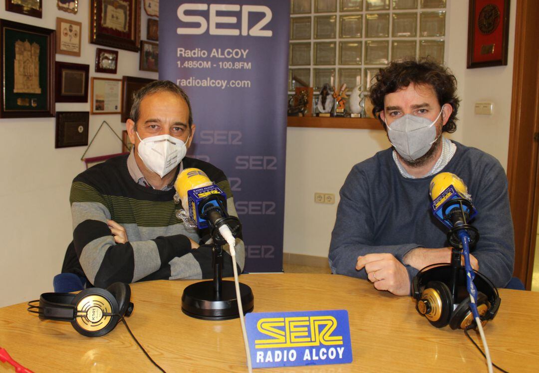 Pepe Cabanes y Jaume Puchades, profesor y director pedagógico de Carmelitas Vedruna, en el estudio de Radio Alcoy