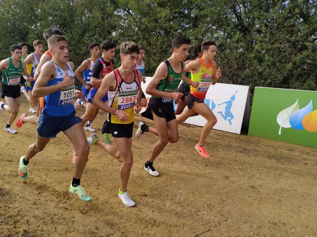 Rubén Álvarez (nº 1051) durante un lance de carrera en Itálica.