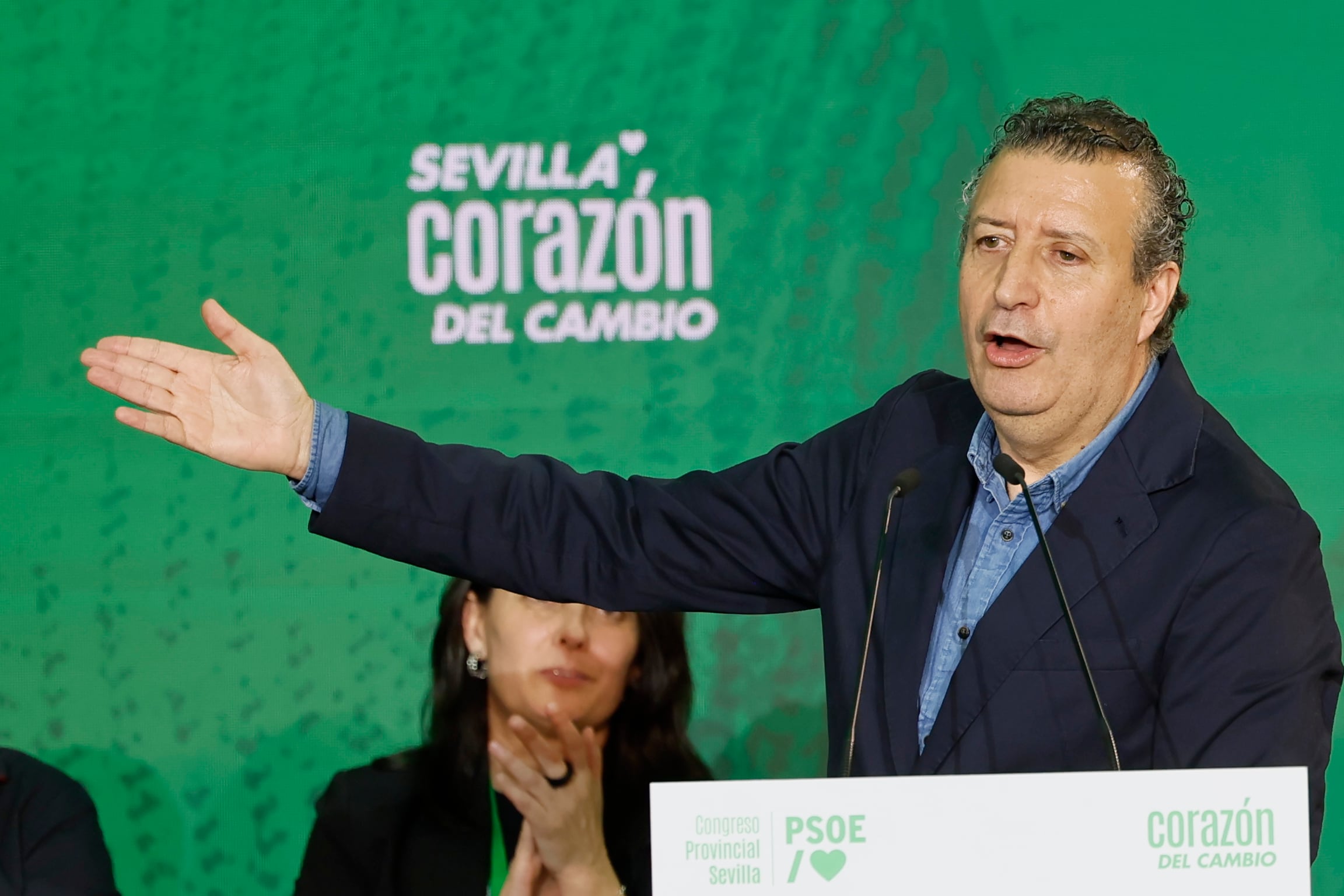 BORMUJOS (SEVILLA), 05/04/2025.- Javier Fernández, reelegido secretario general del PSOE de Sevilla, interviene durante la clausura del congreso provincial del partido celebrado este sábado en Bormujos (Sevilla). EFE/José Manuel Vidal
