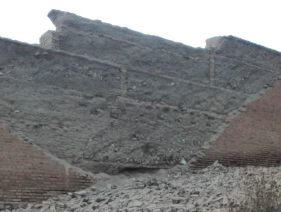 Derrumbre del recubrimiento de ladrillos en la muralla nazarí del Cerro de San Miguel de Granada