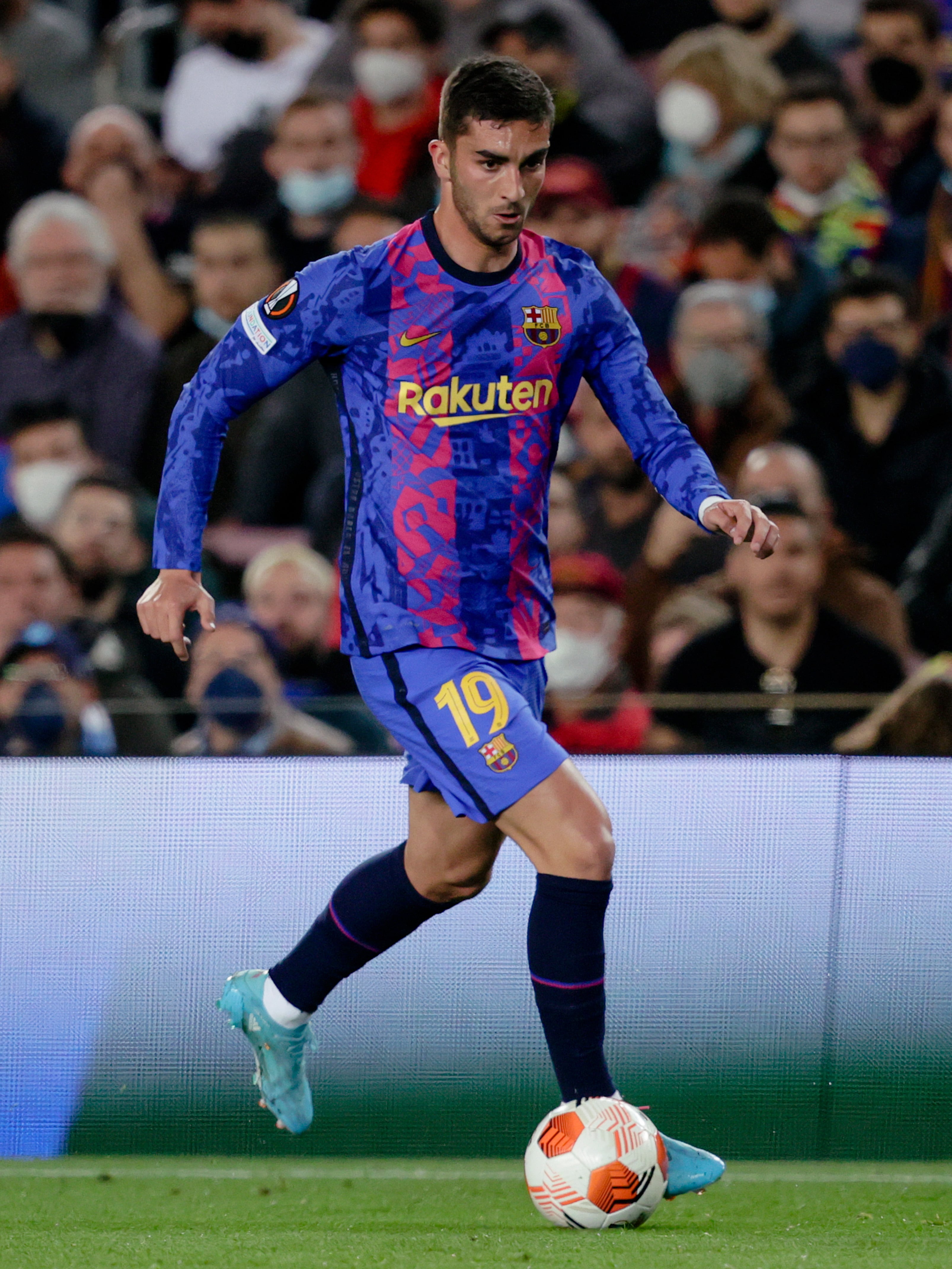 Ferran Torres, en un momento ante el Nápoles en el que se ve que lleva el escudo en la camiseta