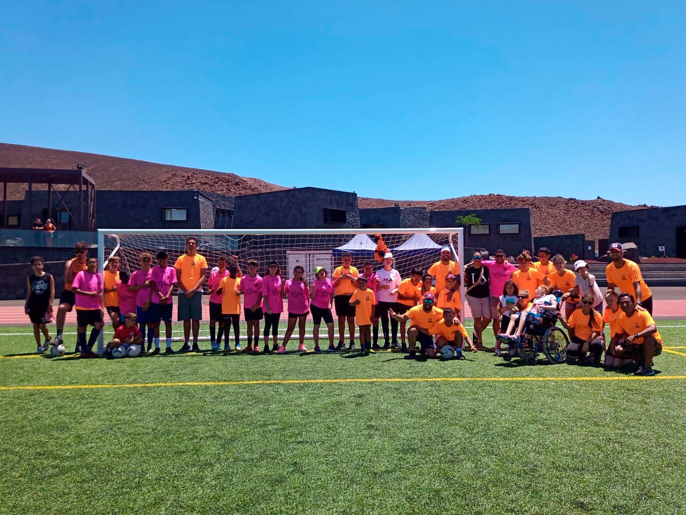 Jugadores y familiares del Club de Fútbol &#039;Creciendo&#039; de Lanzarote.