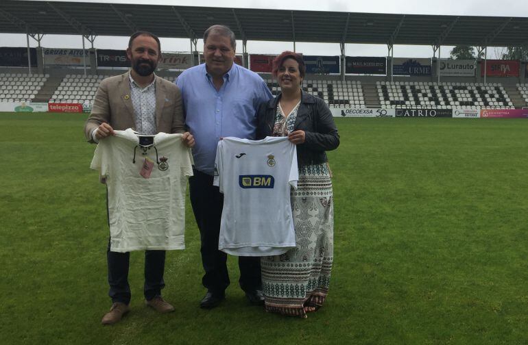 Denis Itxaso (Diputado de Deportes), Ricardo García (presidente del Real Unión) y Goizane Álvarez (Directora de Deportes) posan sobre el césped del Stadium Gal