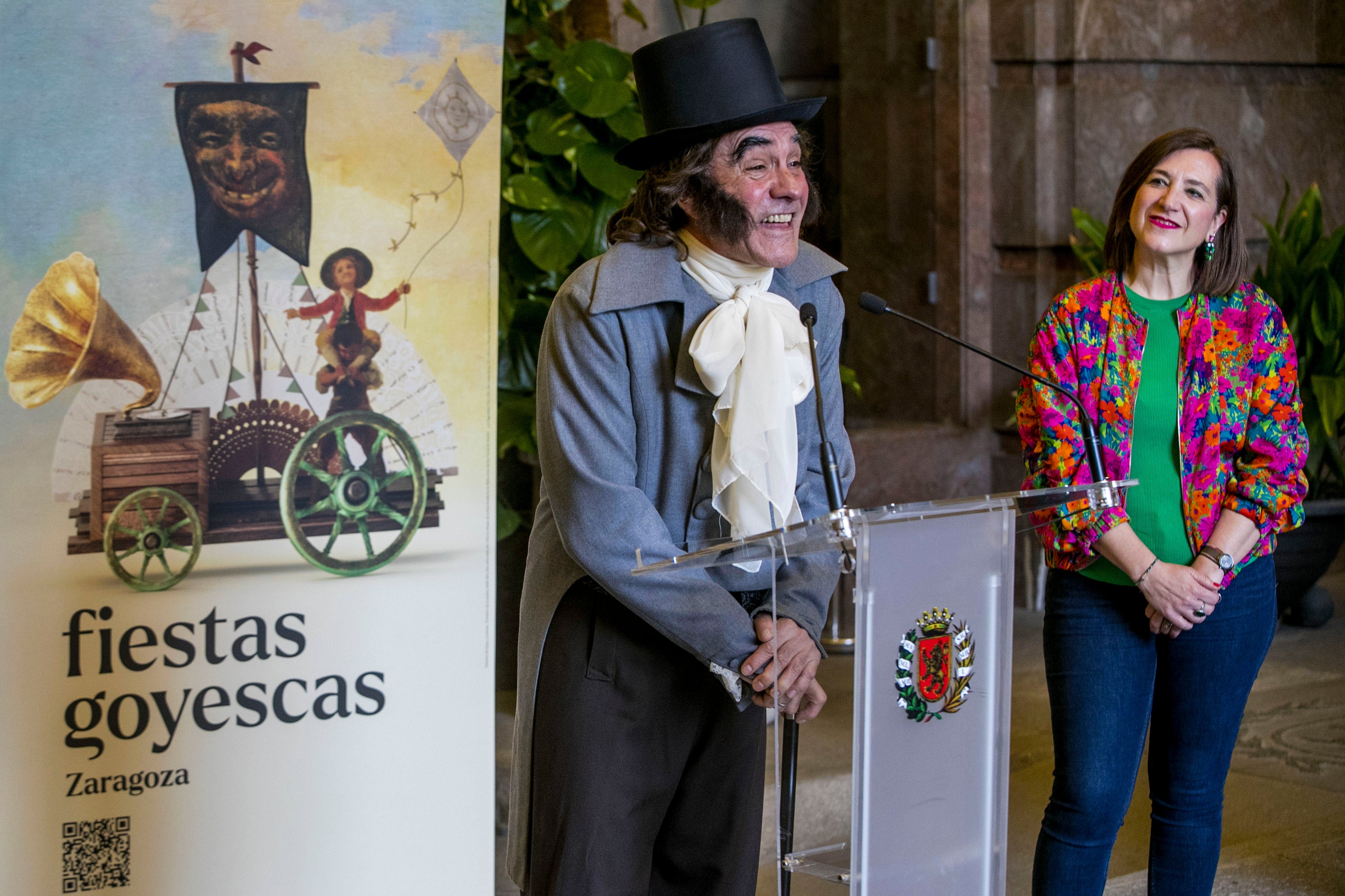 Un actor caracterizado como Goya y la consejera de Cultura del Ayuntamiento de Zaragoza, Sara Fernández (d), presentan las III Fiestas Goyescas, que se celebrarán del 19 al 21 de abril en la capital aragonesa