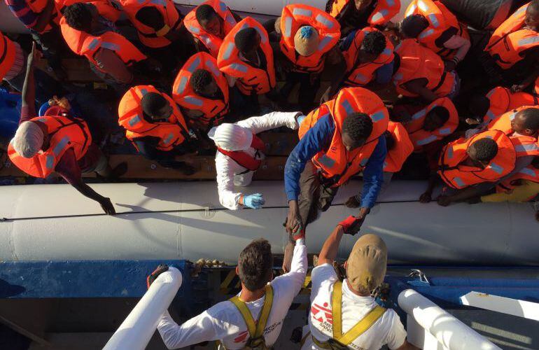 El buque &#039;Dignity I&#039; rescate a cientos de migrantes en el Mediterráneo.