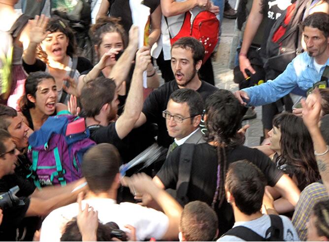 El diputado del PSC Jordi Terrades,  increpado por un grupo de personas en las proximidades del Parlament