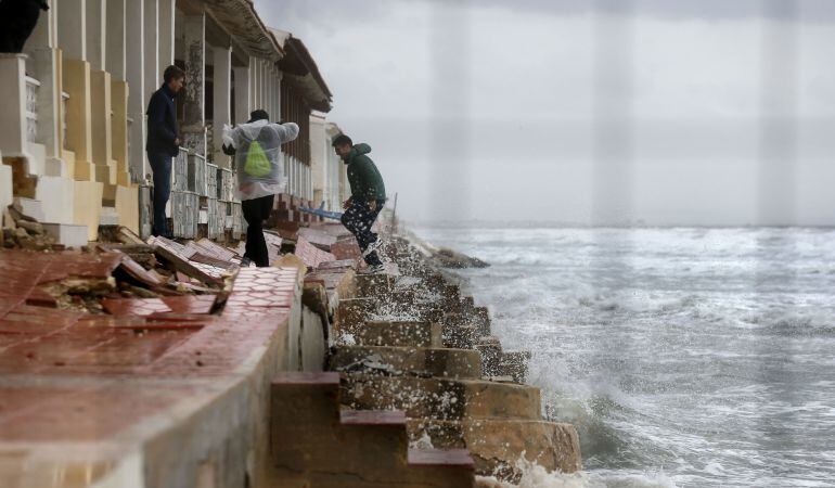 Los vecinos de playa Babilonia, en Guardamar del Segura, ven afectadas sus viviendas cada vez que se produce un temporal.