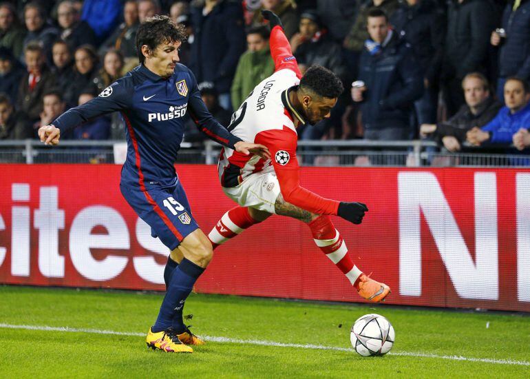 Savic lucha con Locadia por el balón.