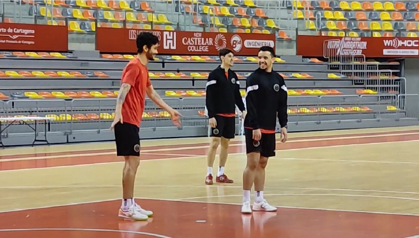 Meira durante el entrenamiento junto a Lucao