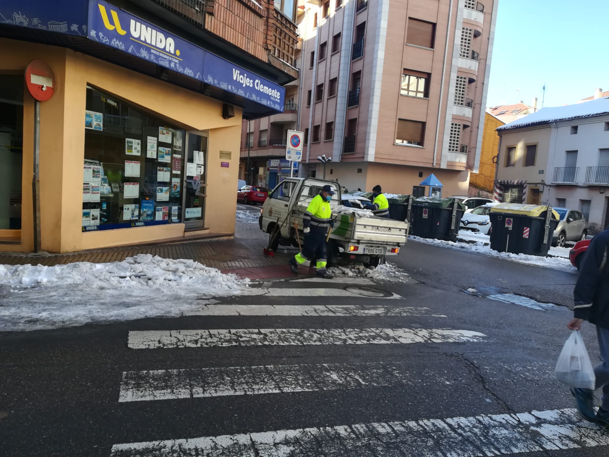 Imagen de archivo de la retirada de la nieve en el casco urbano de Aranda