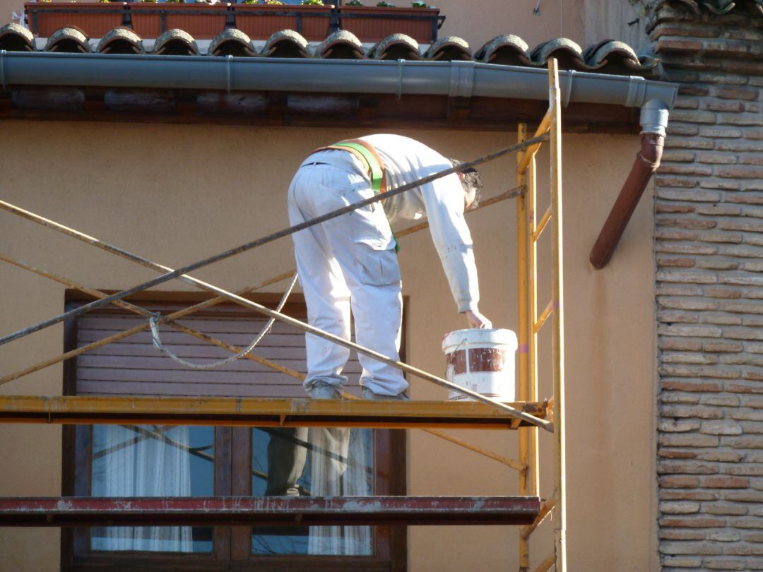 Albañil en una obra de construcción